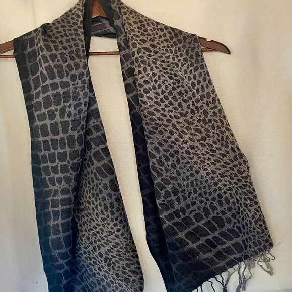 Reversible Animal Print Pashmina Scarf Wrap Shawl – Gray & Black Fringe Edge - Picture 1 of 6